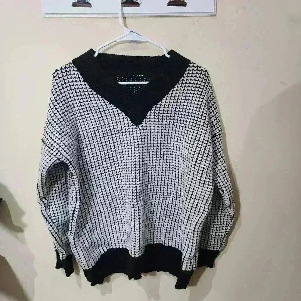 901 .Shein black and white oversized sweater one size - Picture 2 of 5